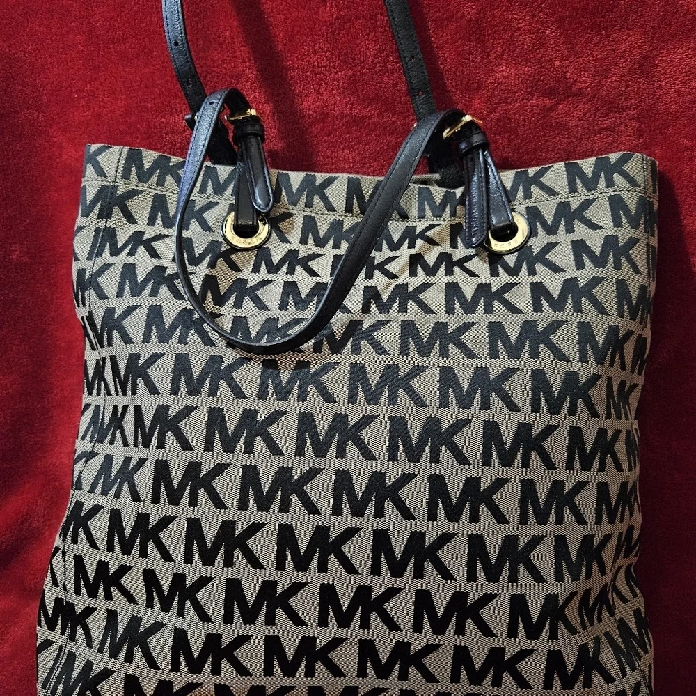 Beautiful Michael Kors Large Signature Tote/Shoulder Bag